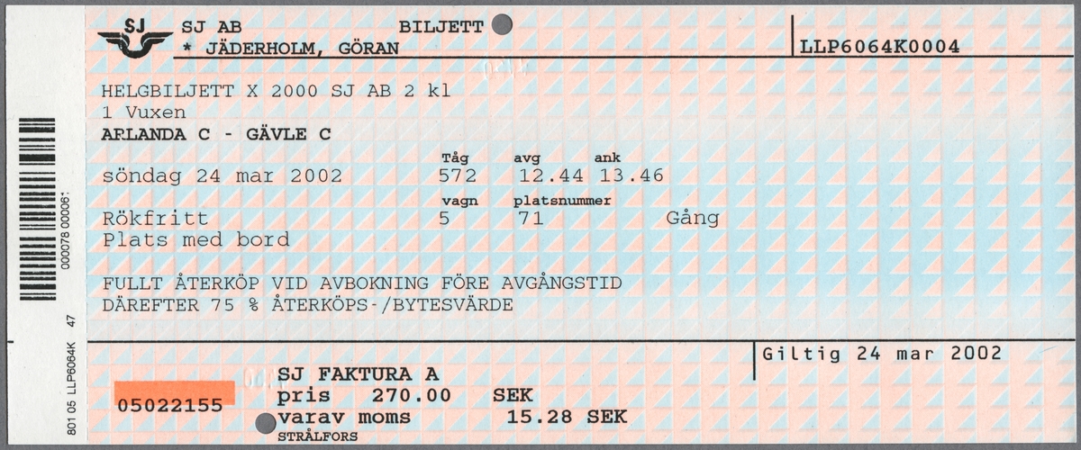 En tvåfärgad pappersbiljett med följande tryckta text:
"SJ AB BILJETT JÄDERHOLM, GÖRAN
HELGLBILJETT X 2000 SJ AB 2 kl 1 vuxen
ARLANDA C -GÄVLE C 
söndag 24 mar 2002 Tåg 572 avg 12.44 ank. 13.46 vagn 5 platsnummer 71 Rökfritt Plats med bord Gång
FULLT ÅTERKÖP VID AVBOKNING FÖRE AVGÅNGSTID DÄREFTER 75% ÅTERKÖPS-/BYTESVÄRDE
SJ FAKTURA A  pris 270.00 kr varav moms 15.28 kr STRÅLFORS
Giltig 24 mar 2002".
Biljetten har SJ's logga, vingarna med initialerna ovanför tryckt i övre vänstra hörnet. Den är svagt blå- och rosafärgad, med mönster bestående av trianglar. Den har ett hål efter  biljettång. På vänster sida har biljetten en streckkod och en perforering. På baksidan finns regler/bestämmelser för biljetten.