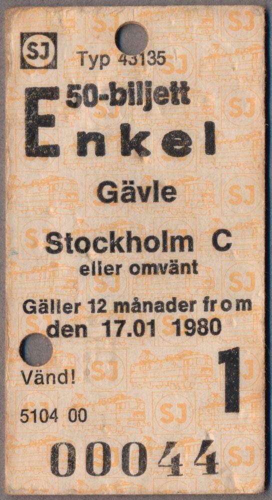 Fyra edmonsonska biljetter med gulmönstrad bakgrund som består av SJ loggan och ellok. Biljetterna har texten:
"SJ Typ 43135
50-biljett Enkel
Gävle Stockholm C eller omvänt
Gäller 12 månader fr o m den 17. 01. 1980".
Text på baksidan: "Denna biljett gäller endast vid tjänsteresa för AGEVE, Gävle".
Biljetterna ser lika ut med undantag för  datumen som är, "01.11 1981", "01.06.1982" och "19.05.1983". Alla biljetter har två hål efter biljettång. Texten på baksidan av biljetterna varierar från "[...] för Gävle Vagnverkstad AB", "[...] för AB Gävle Vagnverkstad Uppehåll medges ej" och "[...] för AB Gävle Vagnverkstad AGEVE Gävle Uppehåll medges ej".
Biljetterna kunde användas en gång under den 12 månaderna de var giltiga.