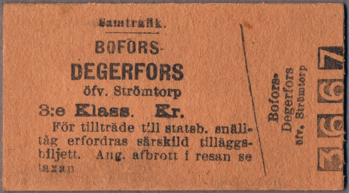 Brun Edmonsonsk biljett av kartong, med följande tryckta text:
"Samtrafik.
BOFORS - DEGERFORS öfv. Strömtorp
3:e Klass. Kr.
För tillträde till statsb. snälltåg erfordras särskild tilläggsbiljett. Ang. afbrott i resan se taxan".
Texten är tryckt på biljettens långsida. På högra kortsidan står biljettnumret "3667".