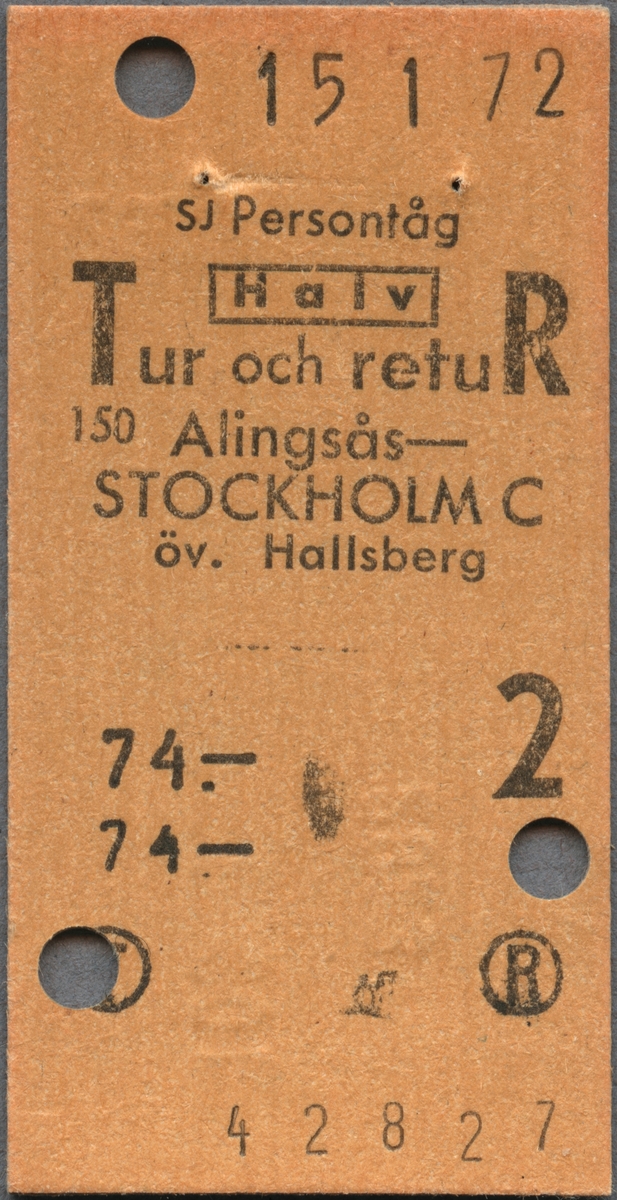 Edmonsonsk biljett av brun kartong med tryckt svart text:
"SJ Persontåg
Halv Tur och retuR
Alingsås - STOCKHOLM C öv. Hallsberg
74.-  2". 
Biljetten har datumet 15 1 72 stämplat högst upp samt tre hål efter biljettång, varav ett har stansats vid bokstaven T. T och R står med en cirkel runt bokstäverna. När biljettången användes blev också 2923, 10382 och 29 präglat på baksidan intill hålen. Biljettnumret 42827 står i nederkant. Det finns sju dubbletter med annat datum, biljettnummer och präglad text efter biljettången, i övrigt identiska med originalet.