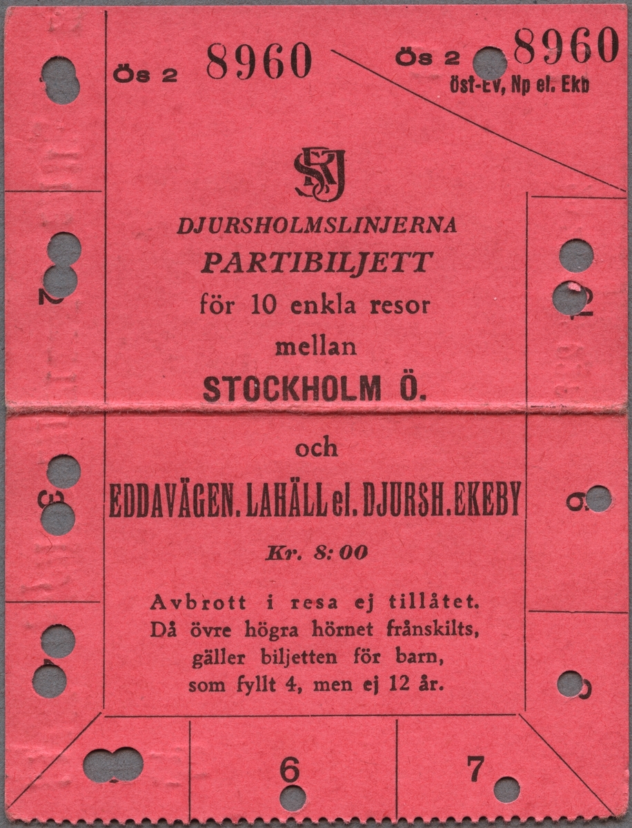 Rosa partibiljett av papper med svart tryckt text:
"SRJ DJURSHOLMSLINJERNA
PARTIBILJETT för 10 enkla resor mellan
STOCKHOLM Ö och EDDAVÄGEN. LAHÄLL el. DJURSH.EKEBY
Kr. 8:00
Avbrott i resa ej tillåtet. Då övre högra hörnet frånskilts, gäller biljetten för barn, som fyllt 4, men ej 12 år.".
Biljetten har tio fält runtom, med motsvarande siffror 1-10, av vilka några har försvunnit eller syns dåligt på grund av biljettången. Det finns sjutton hål efter biljettång. När biljettången gjorde hål så blev biljetten också präglad: 23, 271, 292, 222 f, och 1272 på baksidan av biljetten vid hålen. Några hål saknar prägling.