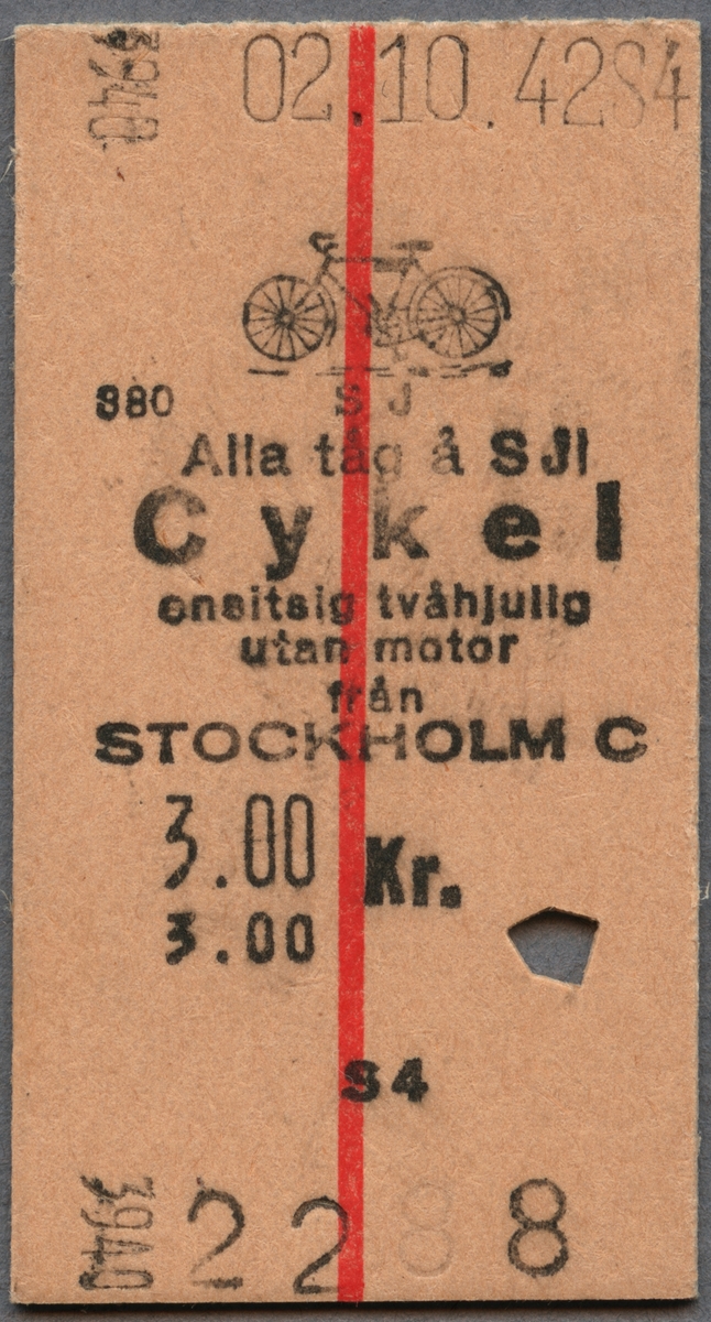 Edmonsonsk biljett av ljusbrun kartong med tryckt text i svart:
"SJ Alla tåg å SJ
Cykel ensitsig tvåhjulig utan motor
från STOCKHOLM C
3.00 Kr.".
Det finns en cykel tryckt över texten och längst ner står biljettnumret "2288". En röd linje går uppifrån och ner, i mitten av biljetten. Biljetten har datumet 02.10. 1942 och S4  stämplat längst upp, samt ett kantigt hål efter biljettång. Det finns två dubbletter, med andra biljettnummer, datum samt text efter datumet. I övrigt är de identiska med originalet.