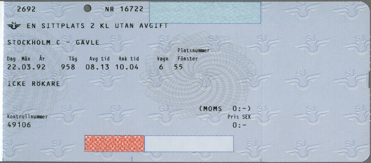 Tre ljusblå ihophäftade biljetter där den övre har tryckt text i svart:
"SJ EN SITTPLATS 2 KL UTAN AVGIFT
MALMÖ - HELSINGBORG C
Dag Mån År 21.03.92 Tåg 682 Avg tid 22.45 Ank tid 23.32 Vagn 209 Platsnummer Fönster 41
ICKE RÖKARE Pris SEK 0:-".
Biljetten har ett hål efter biljettång. När biljettången användes blev också "1331" präglat på baksidan intill hålet. Den andra biljetten, gällande för en fortsättning på resan har följande tryckta text i svart:
"EN LIGGPLATS 2 KL
HELSINGBORG _ STOCKHOLM C
Dag Mån År 22.03.92 Tåg 292 Avg tid 00.25 Ank. tid 07.17 Vagn 74 Platsnummer Över 45 
(Moms 12:-) Pris SEK 80:-".
Den har ett hål efter biljettång. På den tredje biljetten står:
"EN SITTPLATS 2 KL UTAN AVGIFT
STOCKHOLM C - GÄVLE
Dag Mån År 22.03.92 Tåg 958 Avg tid 08.13 Ank tid 10.04 Vagn 6 Platsnummer Fönster 55
ICKE RÖKARE Pris SEK 0:-".
Den har ett hål efter biljettång.
Biljetterna har mönster av SJ's logga, vingarna med initialerna ovanför samt tunna linjer som krokar i varandra och bildar en stor virvel. Alla biljetter har perforerade linjer för avskiljning av cirka en fjärdedel av biljetternas bredd, till höger. På baksidorna finns regler/information för biljetterna. Se bilaga till samlingar.