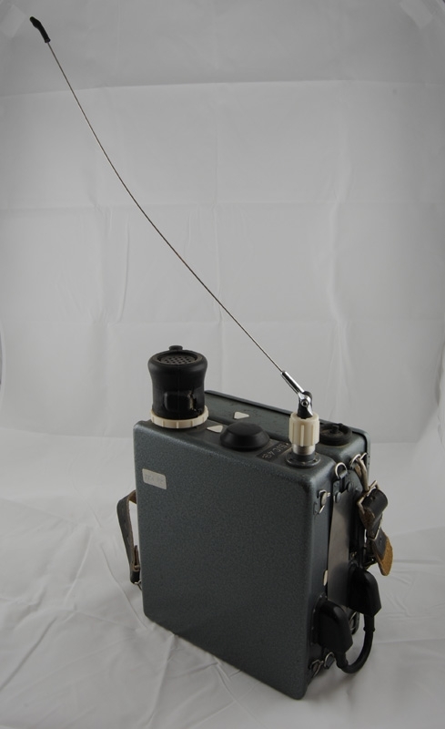 Växlingsradio Telefunken Teleport SE 516-1 med gråblått metallhölje och antenn. Försedd med två stycken läderremmar. Strömbrytare "Ein" och "Aus", tyska för "på" och "av". Märkt "SJC 49" på metallbricka. Frekvensområde: 150-160 MHz. Driftlägen: FM. Driftspänning: 4-32 V.

Modell/Fabrikat/typ: Teleport SE 516-1, StG 500/3