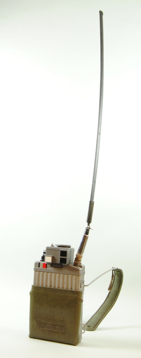 Fodral till växlingsradio Autophon SE 19 C7. Med bärskenor. Bärs på magen. "AUTOPHON" i relief på framsidan.

Modell/Fabrikat/typ: SE 19 C7