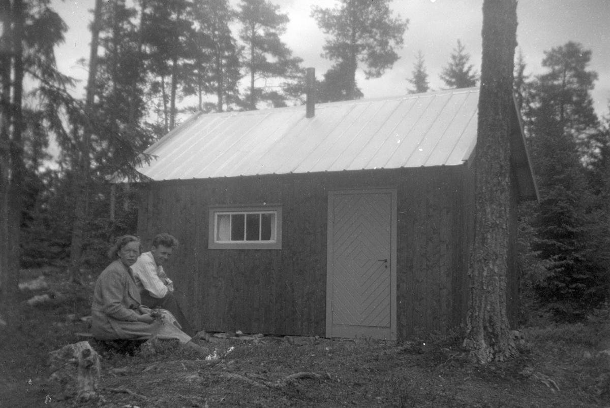 Hytte ukjent sted, Ringsaker. Odlaug Pettersen, Alf Pettersen.