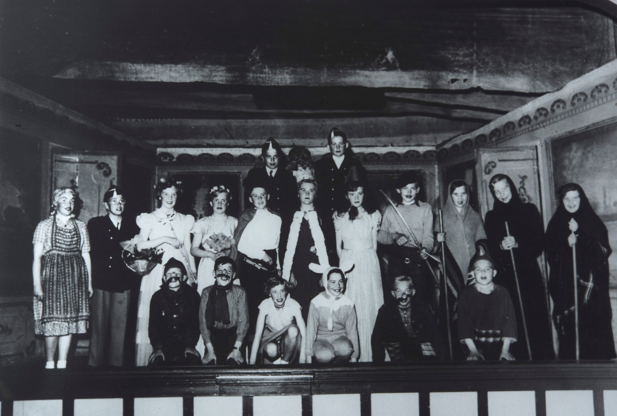 Stange Barneskole, folkeskole, 6 klasse, skuespillet "Snehvit og de syv dverger", Central, Stangebyen. Barneteater.