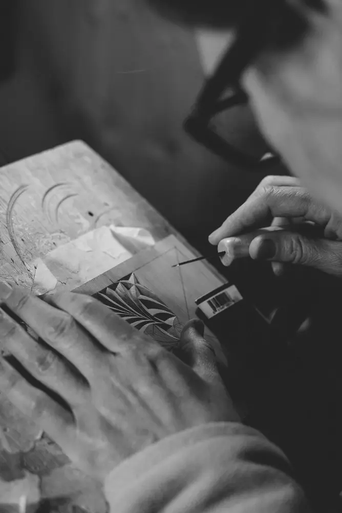 Detaljebilete frå hender som driv med treskjering