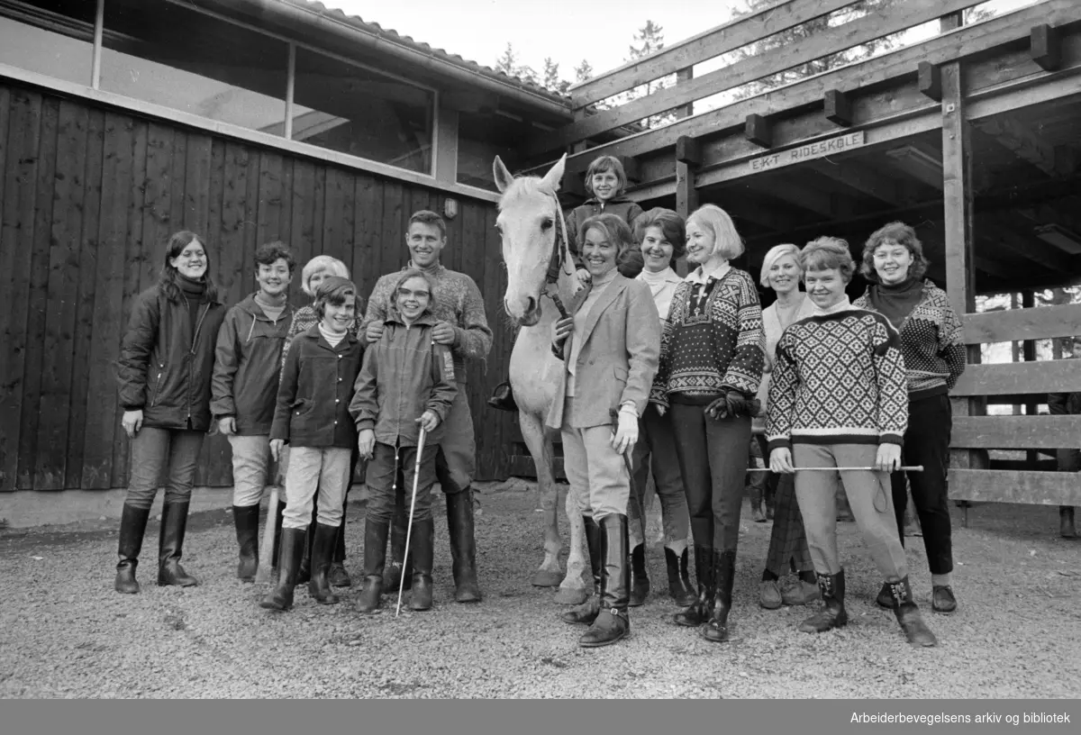 Ekeberg. Elever ved Thorsons rideskole, EKT med trener Bjørn Johannessen. Mai 1967..