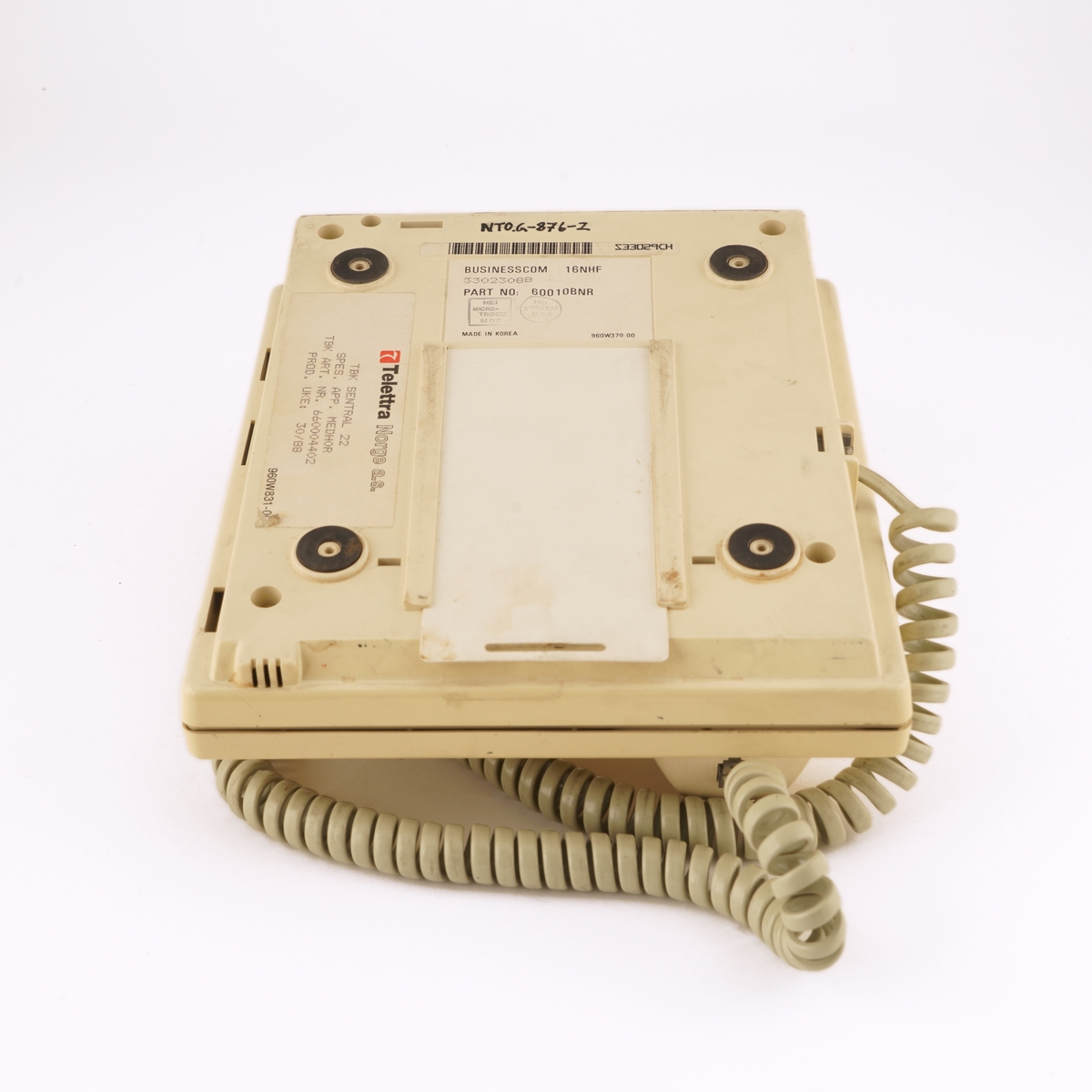 Telefonapparat med taster nummerert fra 0 til 9 og med firkant- og stjernetast. Telefonrør  er tilkoblet med spiralisert ledning. Apparatet er utstyrt med 6 knapper for forhåndsinnstilling av telefonnummer. Videre er det knapper for minne, hold- og høyttalerfunksjon. Volumbryteren er et rullehjul. Fra undersiden kan man dra ut et plastkort/telefonliste. 

I tillegg medfølger to  instrumentbokser med mulighet for å  ta opp og lagre samtaler. I front på den ene er det et vindu med antatt digital tekst og diverse  "softtouch" knapper til å bearbeide opptak. To brytere for antatt å kunne justere lydstyrken. Videre er det montert ulike  utganger for tilkobling av diverse utstyr bl.a. headset. Det er også montert en diskettstasjon med åpning i front. På baksiden av opptakeren er det montert ulike dataporter og strømtilkoblinger. Jordingskabel med skjøtekobling. Strømkabel medfølger.

Den andre boksen er forsynt med to håndtak i front, samt en luke/deksel på venstre side, med gjennomsiktig vindu av plast,  som kan åpnes for isetting av kasettbånd. På høyre side i fronten er det et gjennomsiktig rødt plastvindu hvor det er gjort hull slik at man kommer til en hvit trykkbryter. Fronten er videre påsatt en blå, vridbar bryter, en hvit vippebryter med rød og grønn lampe, samt fire sorte trykkbrytere med hvit tekst: "START" "STOP" og høyre/venstre pil. Nederst er det en sort trykkbryter som formentlig benyttes til å åpne dekslet til kasettbåndet.Til høyre for denne bryteren er det et kontaktpunkt for tilkobling av tilleggsutstyr.
På baksiden av boksen er det fire ulike kontaktpunkter for tilkobling av tilleggsutstyr samt fastmontert strømkabel med kontakt. Videre er det montert en skrubar sikringsholder.
Under boksen er det montert fire, høydejusterbare, ben