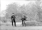 Ernst Grahnberg och Sven Unander jaktklädda med bössor i parken vid Ultuna lantbruksinstitut, Uppsala 1889