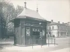 Karlskrona - Växjö Järnväg öppnades för allmän trafik 1874. Samma år färdigbyggdes stationshus i två våningar. Bangården utformades så att denna hade plats för fem spår. Moderniseringen av stationen skedde år 1946. Stationen hette Karlskrona Central under perioden 1.9.1954 - 1.9.1957. Tidningskiosk. Stationshus från gatusidan.