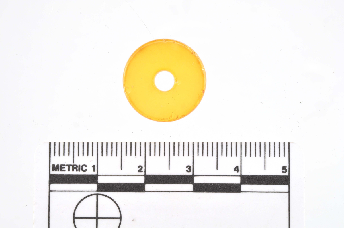 Organiske gjenstander: Knapp, rav, funnet i Vågen i Bergen.