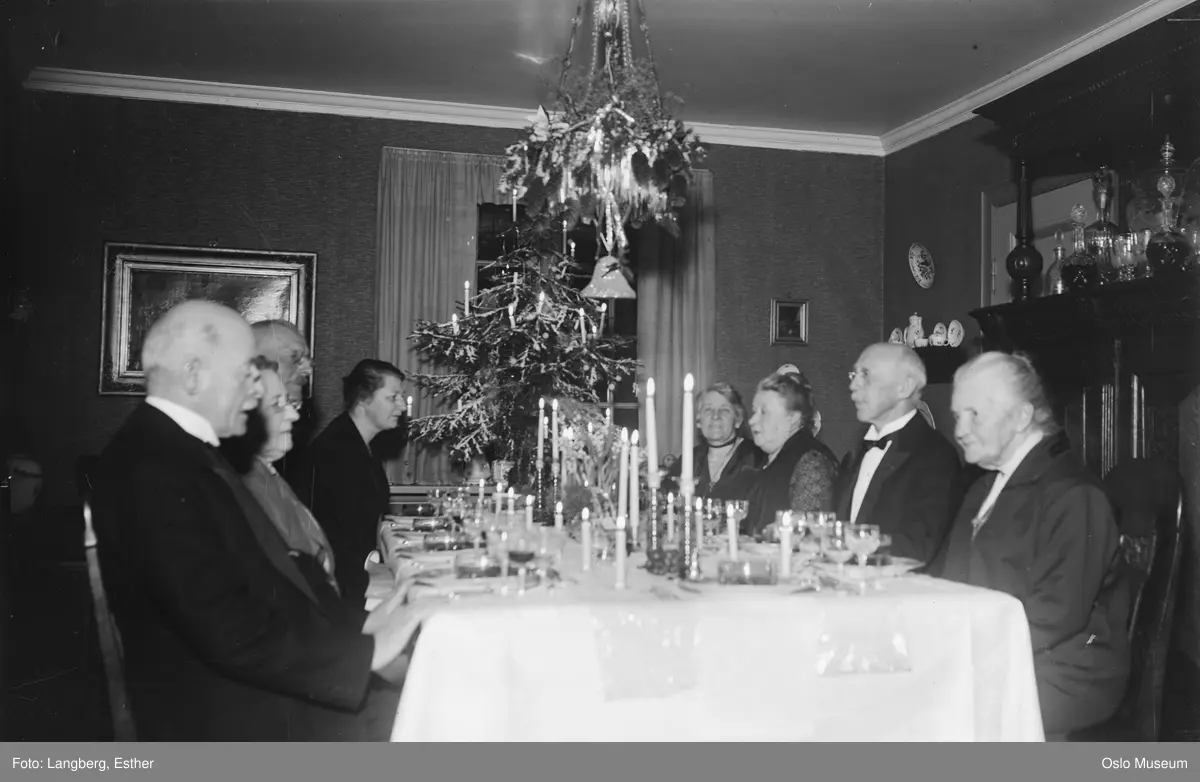 interiør, spisestue, julaften, oppdekning, måltid, juletre, menn, kvinner
