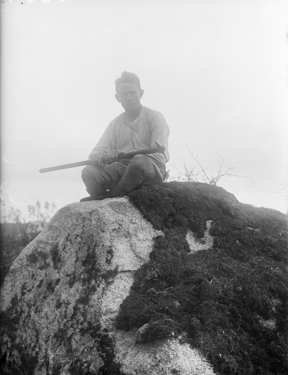 "Skogvaktare Norberg på stora sten", Kattmossen, Altuna socken, Uppland 1922