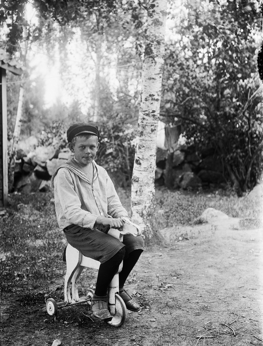 "Harry Lindberg på cykelhästen", Anneberg, Altuna socken, Uppland 1922