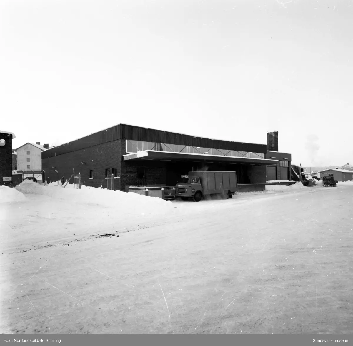 Coca-Cola-fabriken vid Bultgatan i Nacksta. Exteriörbilder samt bilder från lagret, en man kör truck bland tomma och fyllda flaskor.