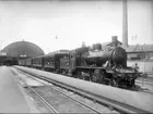 MSJ lok 21. Ånglok med persontåg i Malmö station. Loket tillverkat 1910 av Vagn- och Maskinfabriksaktiebolaget i Falun. Såldes 1943 till Sveriges Järnvägar, fick littera  SJ B3 1635. Skrotades 1955.