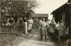 Samling vid en gård. Fälttjänstövning i Uppland.