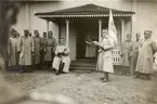 Övningsledaren, generalstabschefen general Knut Bildt har genomgång med övningsledningen. Sittande kung Gustav V. Fälttjänstövning i Uppland.