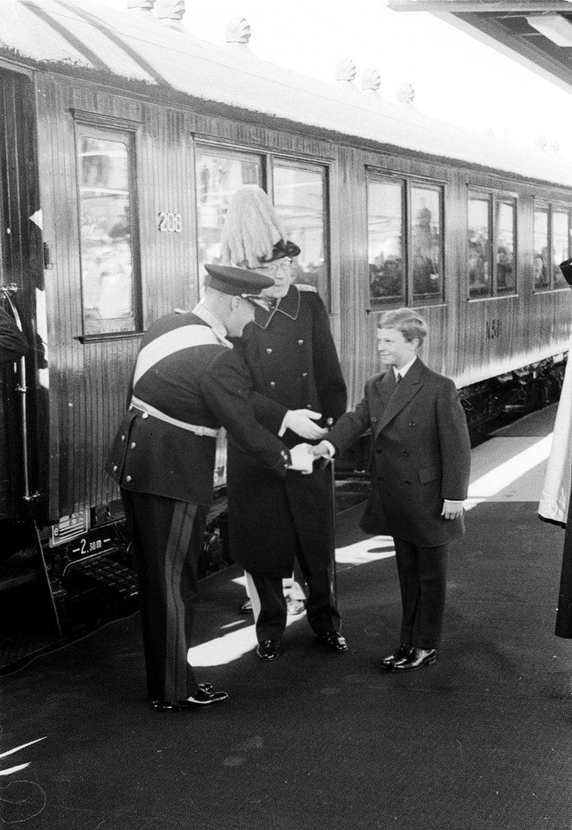 NSB, Norges Statsbaner. Vid kung Olav V besök i Stockholm. Kung Olav V hälsar på kronprins Carl Gustaf