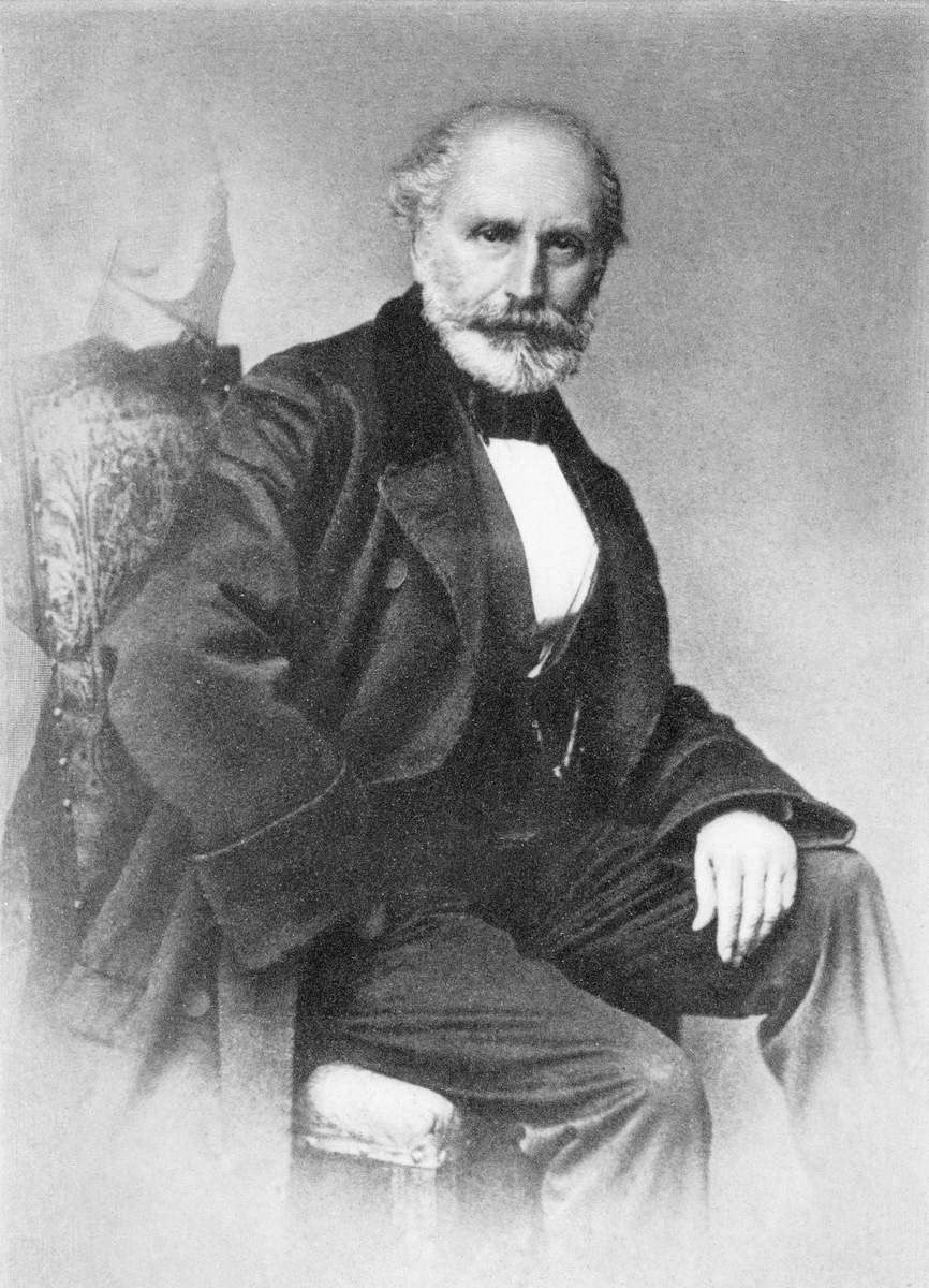 Portrett av forstmannen Karl Heinrich Edmund von Berg (1800-1874).  Det dreier seg om en litografisk gjengivelse av et fotografi, som viser nevnte von Berg, kledd i frakk med dress med vest, kvit skjorte og tversoversløyfe under.  Han er avbildet sittende på en stol med høyre hånd mot hofta og venstre hånd på venstre kne.  Han hadde grålig helskjegg og bakoverstrøket hår ved ørene og på bakhodet.  Fotografiet som ligger til grunn for dette bildet er åpenbart tatt i et studio. 

Forstmannen Karl Heinrich Edmund von Berg var født i Göttingen i det tyske landskapet Niedersachsen i 1800.  Som evnerik sønn av en jusprofessor som gjorde karriere som embetsmann og politisk fikk han god utdanning.  Alt som 15-åring hadde han tatt artium, og kunne begynne på forstakademiet i Dreissigacker.  Deretter fulgte naturfaglige og juridiske studier ved universitetet i fødebyen. I 1820 fikk han et embete i den offentlige bergsverks- og skogadministrasjonen i Clausthal, hvor han også underviste i skogøkologi og jaktkunnskap ved en nyetablert skogskole.  Fra 1830 var han «Oberförster» i regionen.  Femten år seinere, i 1845, etterfulgte von Berg da avdøde Heinrich Cotta som rektor ved det velrenommerte forstakademiet i Tharandt i Sachsen.  De tyske statene hadde en ledende stilling på dette fagfeltet på 1800-tallet, og også en hel del utenlandsstudenter søkte seg til Tharandt.  Også mange av pionerene i det skogfalige miljøet i Norge studerte i Tharandt, hvor de blant annet satt under von Bergs kateter.  Han reiste også på forstlige studieturer til mange av landene studentene hans kom fra, blant annet til Norge.  Han markerte seg som motstander av reine barskoger, blant annet fordi han mente at blandingsskoger gav bedre sikkerhet mot storm- og insektskader enn monokulturer av gran, furu eller lerk.  Von Berg skrev lærebøker i skogbruk og kolbrenning, men også skog- og jakthistoriske bøker.  Han ledet forstakademiet i Tharand fram til 1866.  Von Berg døde i Schandau i 1874. 

En innrammet versjon av dette portrettet er registrert i Norsk Skogmuseums samling som gjenstand under nummeret SJF. 13532. 