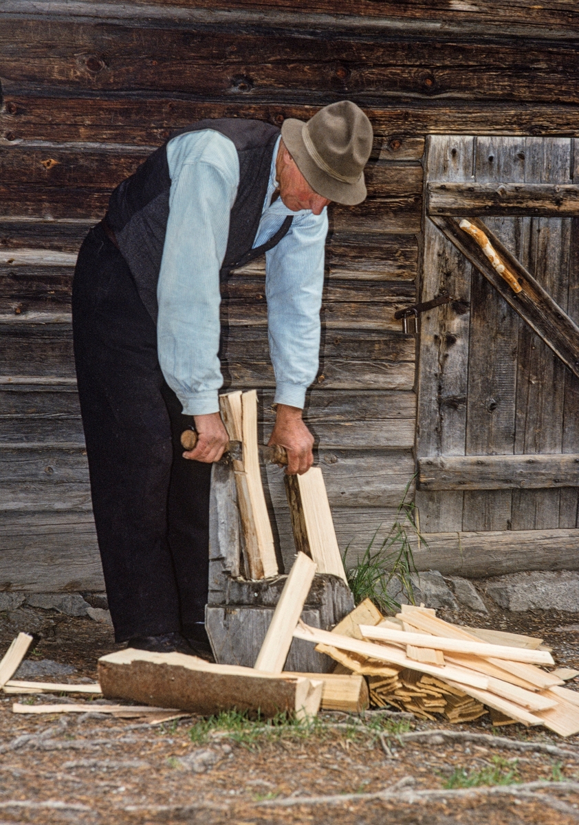 Ola Kolstad fra Nord-Odal i Hedmark skjærer eller kløver takstikker, også kalt takspon, på en stabbe foran Varåkoia i Norsk Skogmuseums friluftsmuseum i Elverum.  De lages vanligvis av seinvokst, kvistfri gran.  Også malmfuru har vært brukt, men furu har noe lettere for å sprekke når den skal spikres på taket en granvirke har.  Virke som skal brukes til takstikker kappes i kabber med den lengden stikkene skal ha.  Kubbene kløves først i fire kvartstykker.  Fra disse skjæres eller kløves stikkene radiært med en kniv som har skaft i begge ender, og som betjenes med to hender.  Ettersom det arbeides radiært, vil stikkene bli noe grovere på den ene sida enn på den andre.  Tjukkelsen på stikkene varierer fra en halv til en centimeter.  Det ble sagt at tynne stikker hadde bedre holdbarhet enn tjukke, fordi de tørket raskere etter regnvær.  Det var også en utbredt oppfatning at det var greit om stikkene vred seg litt, for da tørket taket raskere.  Skåret eller kløvd flis har den fordelen framfor høvlet flis at kniven fulgte fibrene i veden i stedet for å splitte dem.  Videre dannet det seg striper etter årringene ved værslitasje, slik at vann som falt på taket rant nedover uten å bli ført sidevegs.  Skårne eller kløvde stikker har altså mange fordeler, men det innebærer mye arbeid å lage dem.  Derfor ble det etter hvert vanligere å bruke flis som var produsert med en diger høvel som ble trukket av to hester, sjøl om høvelen kuttet fibere og skapte sprekker hvor det hadde lett for å samle seg fuktighet.  Enkelte skar også takspon på sirkelsag, men sagbladet etterlot seg gjerne ei ru overflate som holdt på fuktighet, og følgelig hadde tak med slik spon lett for å råtne raskt.