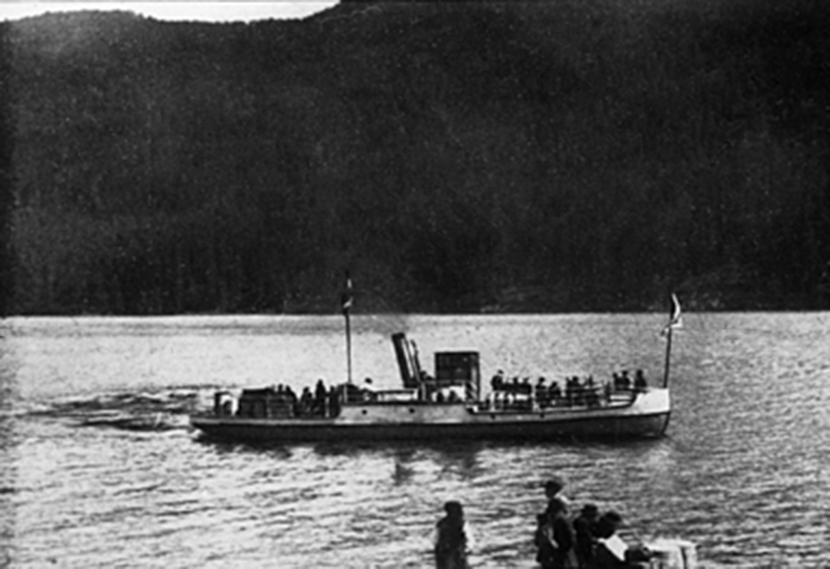 slepeb-ten-d-s-rjukan-fotografert-p-vannet-p-tinnsj-en-i-telemark-i