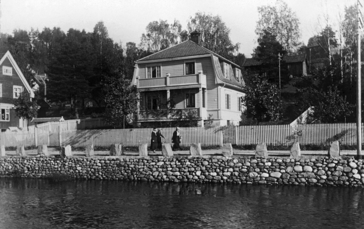 Denne villaen ved Kanalvegen på Notodden kjøpte Skiensvassdragets Fellesfløtingsforening i 1920 som bolig for den nyeansatte fløtingsinspektøren i Øst-Telemark, ingeniør Frithjof U. Rosnæss.  Det tok imidlertid ikke lang tid før denne organisasjonenes økonomi stadig hardere rammet krakket som rammet all skogindustri i 1921-22, og som preget næringa både i dette tiåret og det påfølgende.  I midten av 1920-åra fikk Rosnæss signaler om at stillingen hans var usikker.  Skiensvassdragets Fellesfløtningsforening greide likevel å holde ham sysselsatt på prosjektmidler fram til 1934.  Etter dette ble fløtingskontorene på Notodden og Ulefoss nedlagte, og hele administrasjonen ble samlet i Skien.   Dermed kunne bygningsmassen Skiensvassdragets Fellesfløtingsforening hadde hatt på Notodden og Ulefoss selges.  Boligen og kontoret på Notodden var, som fotografiet viser, en toetasjes villa med et visst jugendstilpreg.  Den hadde vertikal brystningspanel og ellers vegger som var kledd med horisontal panel.  På gavlen mot vegen og vassdraget var det en veranda.  Bygningen hadde skifertekket mansardtak. 