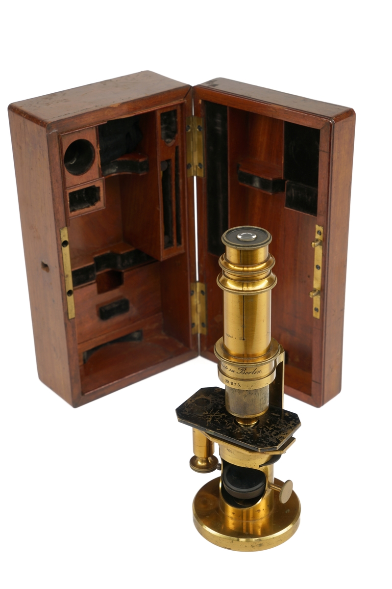 Trekasse med dør,  og lås uten nøkkel, inneholdende mikroskop med div utstyr