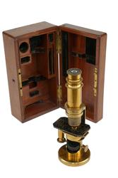 mikroskop i transportkasse