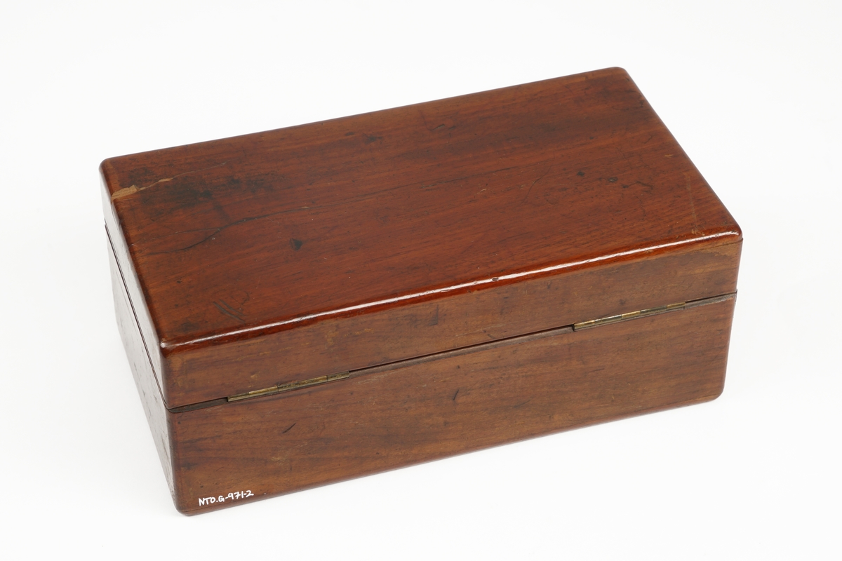 Trekasse med dør,  og lås uten nøkkel, inneholdende mikroskop med div utstyr