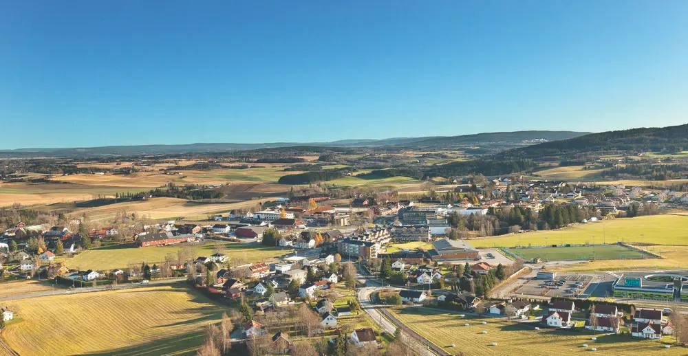 Foto av stedet Gjerdrum tatt fra lufta. Mange hus omkranset av jorder.