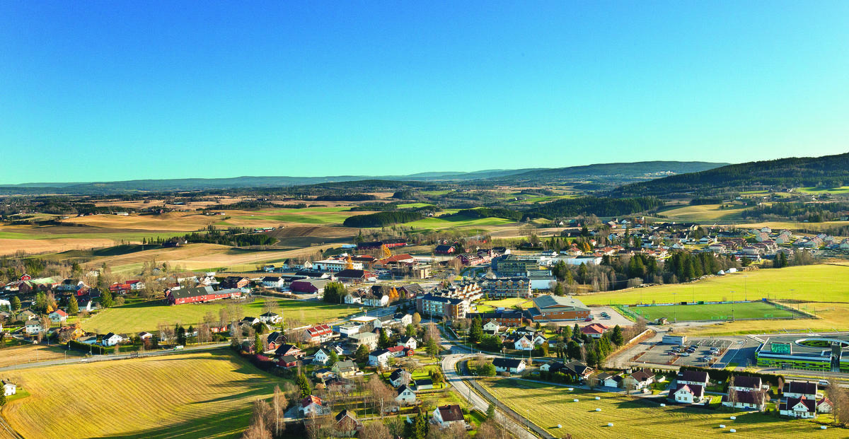 Foto av stedet Gjerdrum tatt fra lufta. Mange hus omkranset av jorder.