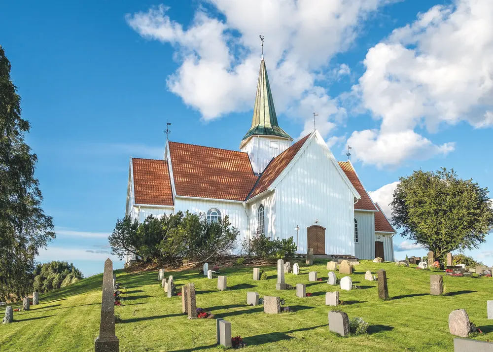 Fto tatt av en hvit kirke.