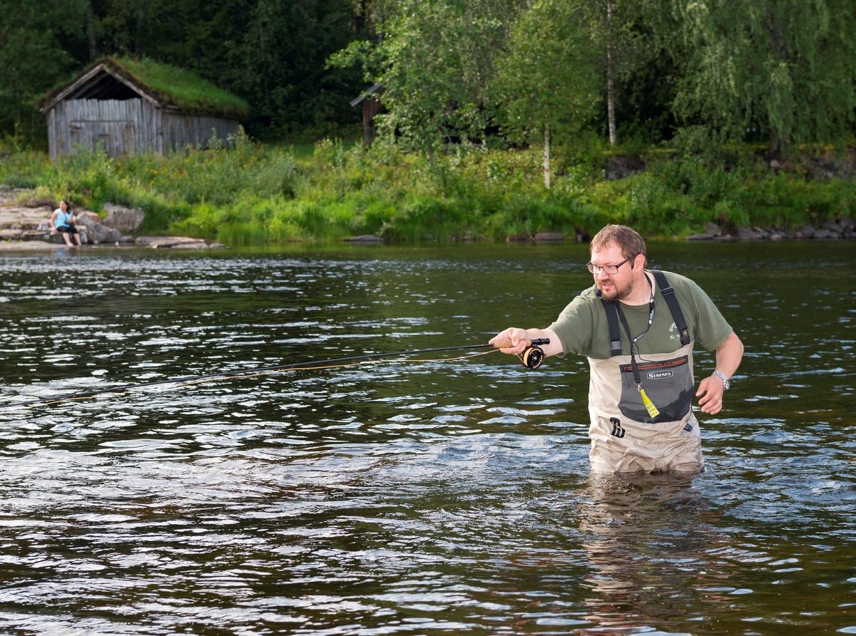 Roy Peistorpet viser tsjekkisk nymfefiske – også kalt tsjekkisk nymfeteknikk – like ovenfor Klokkerfossen i Glomma.  Fotografiet er tatt under De nordiske jakt- og fiskedager på Norsk Skogmuseum i august 2014.  Peistorpet har gjennom flere år bidratt til dette arbeidet ved å vise publikum binding av fiskefluer inne i museets sentralhall, og han har også vist kasteteknikker i Glomma.  I 2014 fikk han fisk under demonstrasjonene.