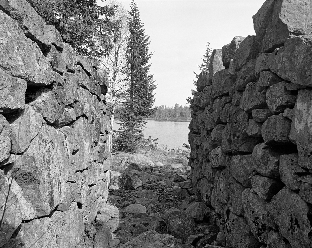 Hjulhus nummer 12 ved Vassendvika i sjøen Storflåtan på Ringerike.  Dette er et tørrmurt natursteinsfundament som ble bygd for å bære det tolvte og øverste vasshjulet som inngikk i den opprinnelige kjerraten i Åsa.  Anlegget ble bygd i perioden 1803-1803, og konstruktøren Samuel Bagge mente at han – ved å lede sammen vann fra Geitmyrbekken, Vikseterbekken og Vambubekken – skulle kunne drive et overfallshjul som kunne trekke tømmer over den 1 200 meter lange bakkekammen mellom Damtjern og Storflåtan.  Dette lyktes dårlig, så kjerraten på denne strekningen ble ganske raskt erstattet av en hestejernbane der stokkene kunne trekkes på vogner.  Fundamentet for hjulhuset var imidlertid fortsatt godt bevart da dette fotografiet ble tatt, over 170 år etter at drifta av tolverkjerraten ble oppgitt.  Det samme kan sies om en del av pilarene for den tilhørende rullebanen for tømmer, som ikke ses på dette bildet.