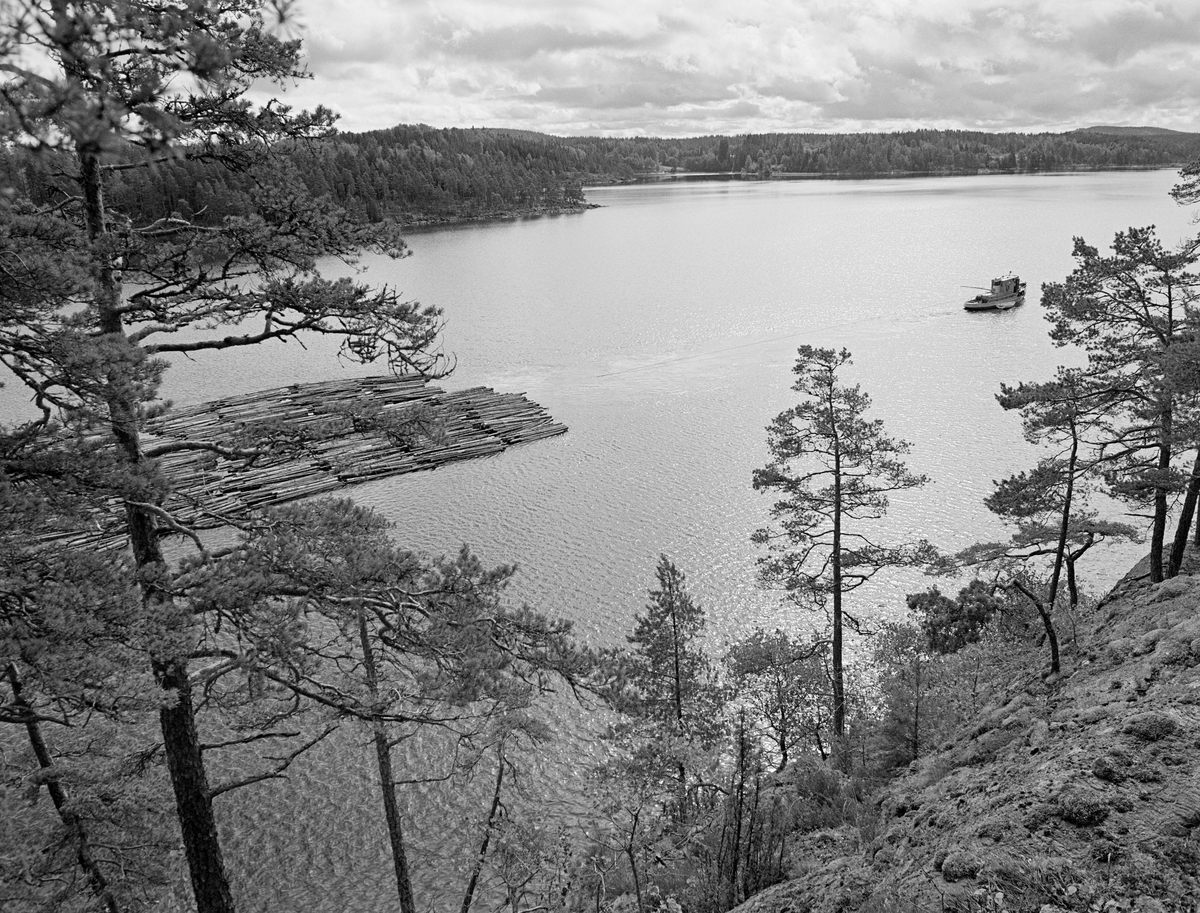 «Mette Meng», en av tømmerslepebåtene til Haldenvassdragets Fellesfløtningsforening, antakelig fotografert fra et berg på østsida av Øymarksjøen sør for Ørje sluser høsten 1982.  Dette var den siste sesongen det ble fløtet tømmer på Haldenvassdraget.  Størstedelen av tømmeret ble utislått buntevis fra lastebiler ved Skulerud i Høland og buksert i store slep over de store innsjøene, men oppdelt i mindre lenker når de skulle passere de tre sluseanleggene i vassdraget og noen litt trange elveløp.  Men på de store innsjøene ble tømmerbuntene – «mosene» – altså bundet sammen i store rektangulære slep og trukket av slepebåter ved hjelp av en langsgående vaier – «revevaieren» - med en såkalt «revefot» i den bakre enden, slik at slepet fikk et slags skyv fra akterenden.  Stanga bakenfor styrhuset ble brukt under utlegging av den lange, langsgående vaieren.  Slepevaieren ble festet i den fremre delen av revevaieren.  Vi ser også at slepebåten hadde med seg en liten lett robåt, i tilfelle det skulle oppstå situasjoner som gjorde det nødvendig at en fra besetningen tok seg en tur tilbake på slepet.  Det skjedde imidlertid praktisk talt aldri at slepene på de små innsjøene i Haldenvassdraget ble blåst i stykker av vind og bølger.

Haldenvassdragets Fellesfløtningsforening kjøpte slepebåten Mette Meng i 1947.  Fartøyet var på det tidspunktet 25 år gammelt.  Mette Meng var nemlig bygd ved Glommens mek. Verksted i 1922.  Skroget var 14,2 meter langt, 3,5 meter bredt og det indre volumet ble oppgitt til 19 registertonn (53,8 kubikkmeter).  Fartøyet hadde opprinnelig dampmaskin, men det ble i begynnelsen av 1960-åra ombygd til dieseldrift, noe som muliggjorde en viss nedbemanning.  Etter ombygginga var det kjøleskap og propanapparat for matlaging samt spiseplass i den bakre delen av styrhuset.  Under dekk var det, i tillegg til motorrom, to tomannslugarer.  M/S Mette Meng ble etter avviklinga av tømmerfløtinga i 1982 solgt til John Floeng, Reni Braarud og Preben Poulsen på Ørje.  Haldenvassdragets Fellesfløtningsforening valgte å gi båten navn etter ei framtredende kvinne fra Haldens gamle trelasthandleraristokrati.  Personen Mette Meng (død 1696) var datter av kjøpmann Nils Hanssøn Meng (1604-1676), som var blant dem som ivret sterkest for at Halden skulle få kjøpstadrettigheter.  Seinere ble han magistratpresident i byen.  Dattera Mette var blant partisipantene i sagbrukskompaniet Tista, en av forløperne for sagbruks- og treforedlingsselskapet Saugbrugsforeningen.  Mette var først gift med den rike kjøpmannen og offiseren Peder Olssøn Nordmand (død 1676), deretter med en annen framstående trelasthandler, visepresident Niels Stub (1638-1723).

En liten historikk om tømmerfløting og kanaliseringsarbeid i Haldenvassdraget finnes under fanen «Opplysninger».