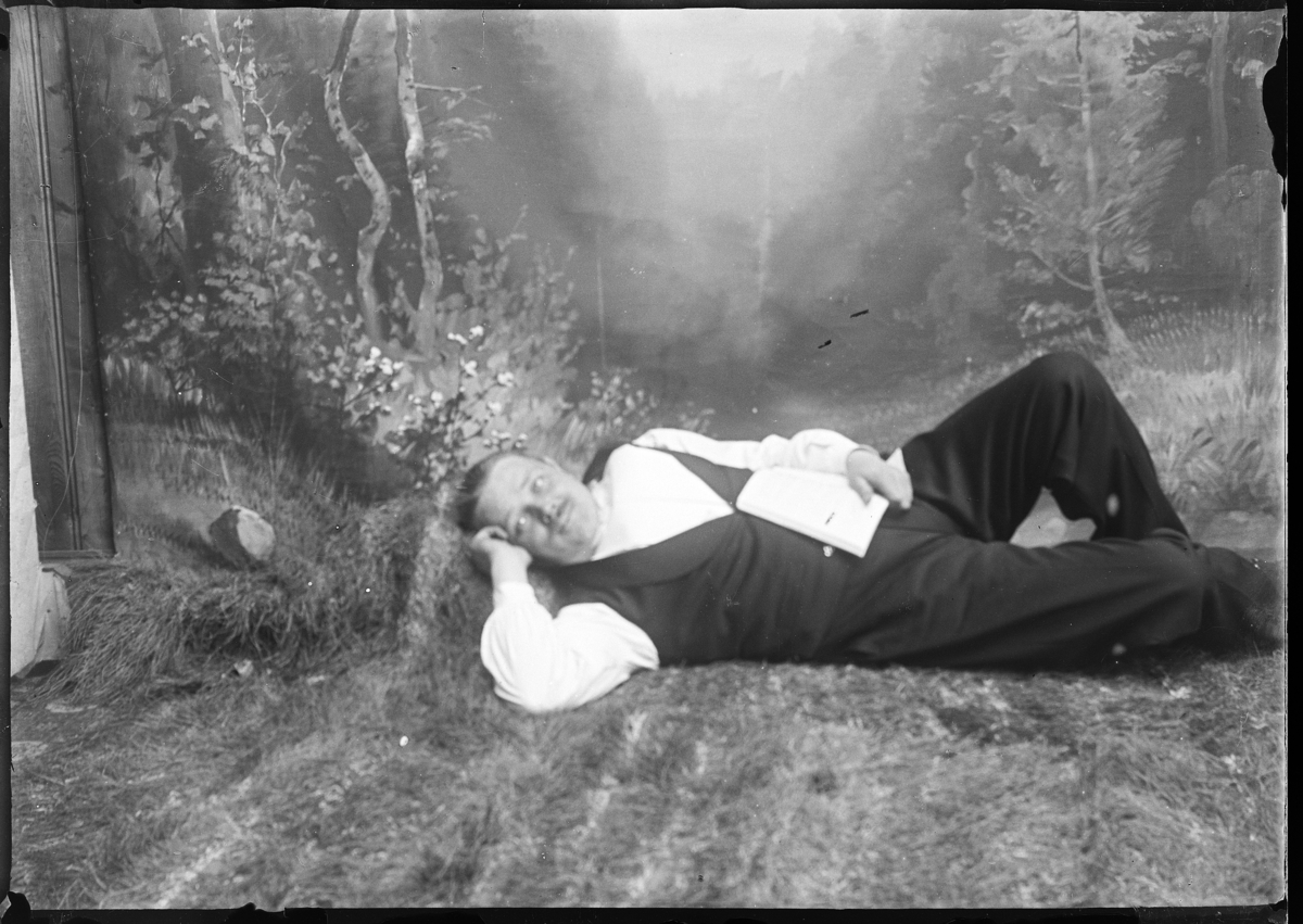Johannes Alhaug, Johs. Alhaug i studioet til  fotograf Anna Bergaust, Brumunddal. 
Se arkivnr. 0412-17169.