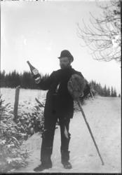 Ukjent mann, flaske, stav, vinter.