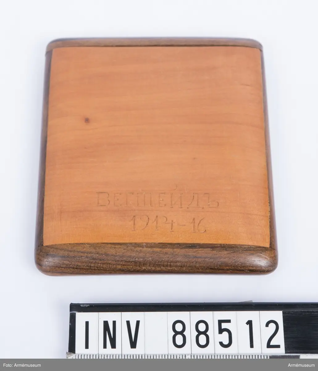 Etuiet är tillverkat i trä med inslag av intarsia.