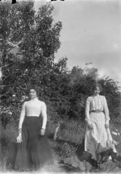 To ukjente damer, kvinnedrakter, sommer.