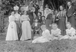 Familiegruppe, barn, voksne, Alhaug?