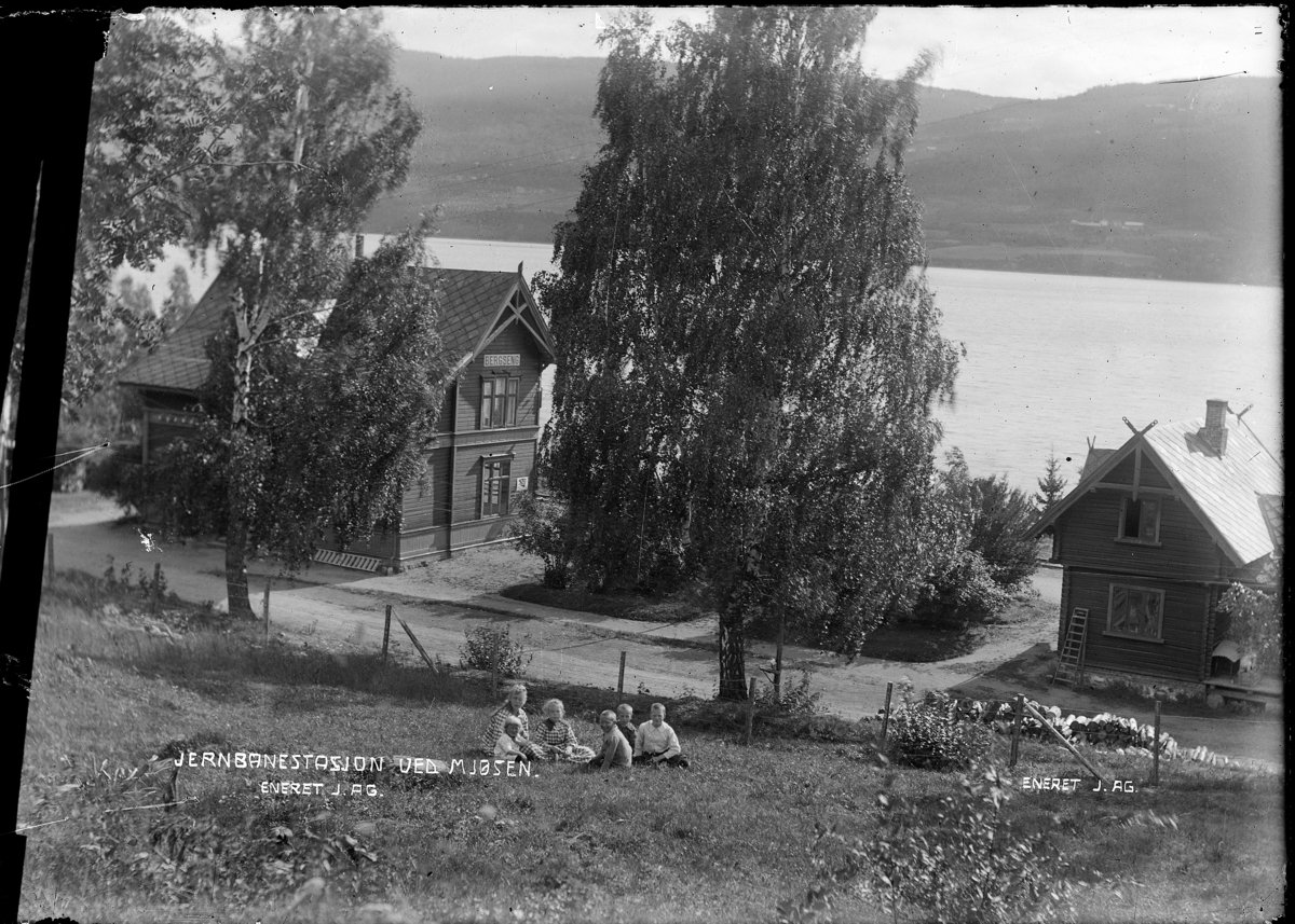 Ringsaker, Bergseng jernbanestasjon, stasjonsmester Johs. Alhaugs 6 første barn i forgrunnen, Johannes Alhaug var stasjonsmester her fra 1919 til 1934, gift med Johanne Alhaug,
Johannes L. Alhaug og Johanne Alhaug fikk 12 barn: 
Margit Alhaug (14.12.1904-), Karen Alhaug (16.11.1907-), Eva Alhaug (16.03.1909-), Lars Alhaug (05.11.1910-), Sigurd Alhaug (29.08.1912-), Klara Alhaug (19.12.1915-), Eivind Alhaug (30.06.1917-1994), Johannes Alhaug jr. (10.01.1920 - 09.10.2010), Peder Alhaug (12.03.1922 - 12.12.2003), Sidsel Alhaug (04.04.1924-), Else Alhaug  (1927-), Knut Alhaug (1929-).