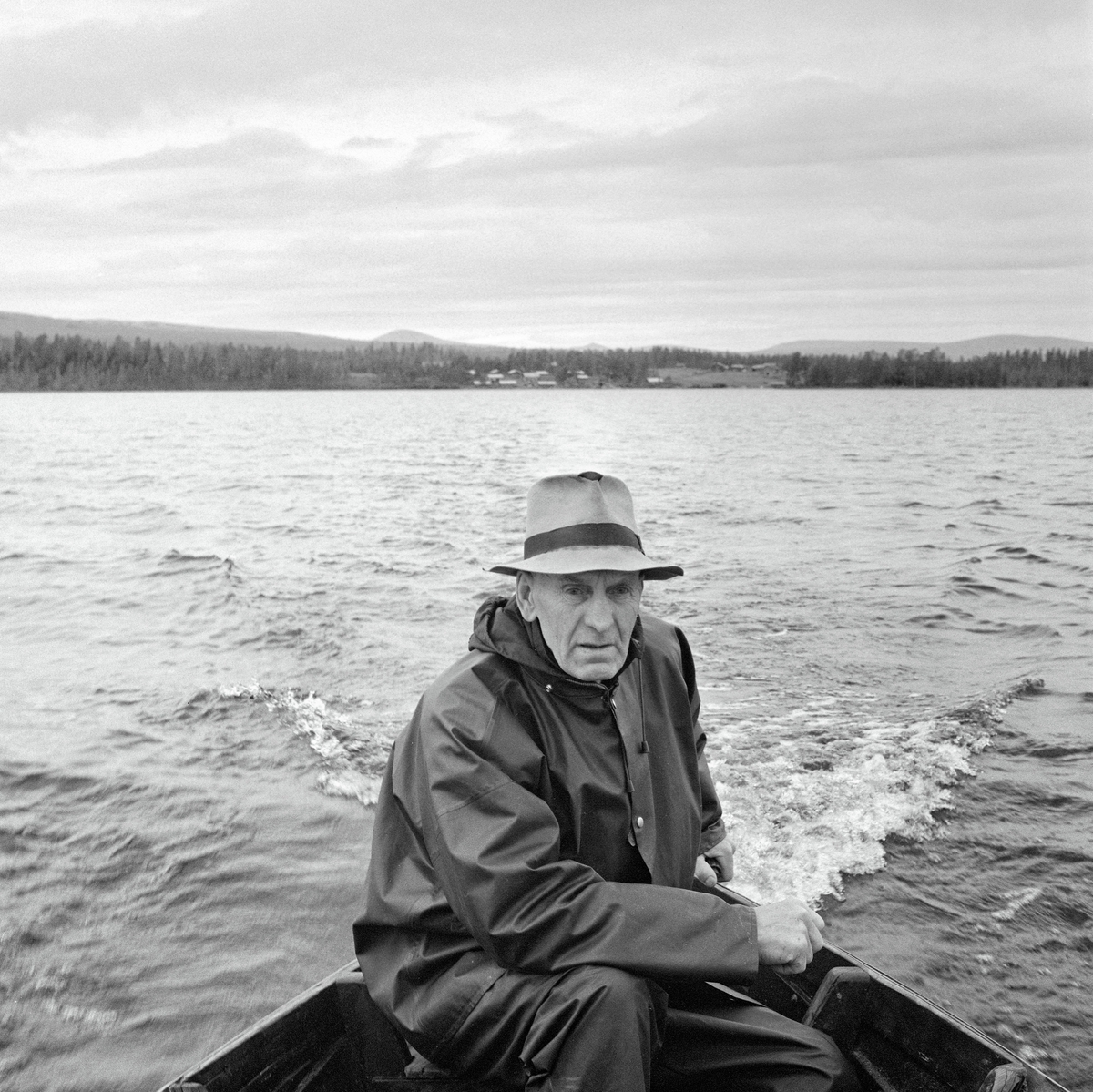 Martin Brøten (1907-1991), opprinnelig fra Haukåmotrøen i Øvre Rendal, fotografert i akterenden av en båt han brukte under fiske på innsjøen Isteren i Engerdal i Hedmark.  Da dette fotografiet ble tatt satt Brøten med den ene handa på styrepinnen på en påhengsmotor, på veg utover sjøen fra innlandsfiskeværet Hauksetvollen, der vi skimter noe av bebyggelsen ved stranda i bakgrunnen.  Brøten var født på Haukåmotrøen i Øvre Rendal, i et miljø der folk i mange generasjoner hadde drevet sesongfiske i Isteren.  I bakgrunnen skimter vi innlandsfiskeværet Hauksetvollen til venstre og gardsbruket med samme navn til høyre.

Fotografiet er tatt i 1970. Nettopp på denne tida foregikk det en rettstvist om fisket i Isteren, Svalsjøen og Ormutusjøen. Fra gammelt av hadde gardene i Øvre Rendal drevet sesongfiskerier i vatna i den store allmenningen som strakte seg østover mot svenskegrensa.  I Isteren var det primært garder og familier fra Elvål- og Haukset-grendene som mente å ha hevd på fiskeretten. På 1700- og 1800-tallet ble det ryddet en del bruk i disse områdene, i enkelte tilfeller etter avtale med fogden som forvaltet statens rettigheter, i andre tilfeller i forståelse med Rørosverket, som lenge fikk disponere statens skog i Femundstraktene.  Beboerne på disse plassene ville gjerne også fiske, noe som ble årsak til en god del konflikter.  I den perioden da dette fotografiet ble tatt foregikk det en rettssak mellom ei gruppe som kalte seg «Isteren Fiskeri» (20 aktører som anså seg for å være rettighetshavere, anført av blant annet Pål Bolstad, Kård Gløtberget, Martin Brøten og Per Simen Lombnæs) på den ene side og Engerdal fjellstyre om fiskerettighetene. Engerdal fjellstyre var mest fornøyde med utfallet i herredsretten, men rendølene anket og fikk medhold i lagmannsretten. Dermed gikk saken i 1973 til høyesterett, der tre av de fem dommerne voterte for å stadfeste lagmannsrettens dom, som innebar at det var rendølene som skulle ha rett til å utstede fiskekort i de nevnte sjøene. Dette hadde Engerdal fjellstyret gjort helt siden 1920, ikke uten protester fra rendølenes side. Det utfallet saken fikk i rettsapparatet vakte meget negative reaksjoner i Engerdal. Høstfisket etter sik i Isteren var lenge attraktivt, blant annet fordi lokalklimaet i denne perioden brukte å være slik at det var overkommelig å ta vare på forholdsvis store fangster. Aktører som hadde fulle lotter deltok i fisket hvert år, de som hadde halve lotter var med annethvert år og de som hadde kvarte lotter kom hvert fjerde år.  Med den samfunnsutviklinga som har skjedd i tiåra etterpå har interessen for fisket avtatt, og fra et produksjonsmessig synspunkt tas det antakelig ut for lite fisk fra de nevnte sjøene.