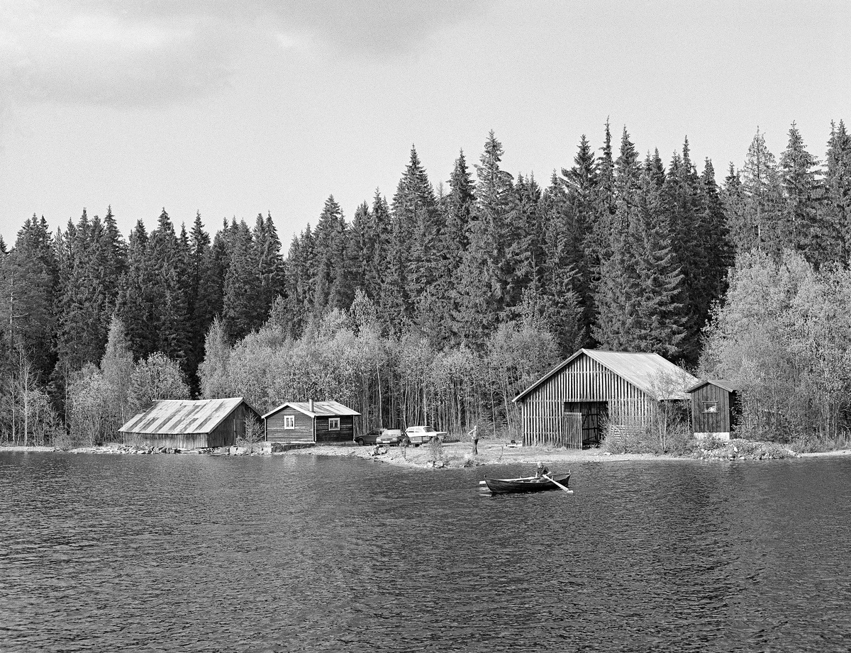 Fløterbua til Glomma fellesfløtingsforening ved den søndre enden av Storsjøen i Renvassdraget i Hedmark.  Anlegget besto av fire bygninger, alle reist like ved strandlinja, framfor granskogen.  Huset lengst til venstre, utført i bordkledd bindingsverk og med bølgeblikktak, kan ha vært et båthus.  Ved siden av ligger det et laftet ettroms hus, også med bølgeblikktak og med et røykrør opp gjennom takflata.  Dette må åpenbart ha vært ei overnattings- og kvilebrakke for fløterne.  Det mest ruvende huset til høyre, med luftespalter mellom kledningsbordene i ytterveggene, var sannsynligvis et lager for lensestokker.  En mann var ute på vatnet i robåt.  Da dette fotografiet ble tatt, i 1984, sto det tre biler ved siden av fløterkoia, en indikasjon på at det ikke lenger var like stort behov for slike husvære som det hadde vært noen tiår tidligere.