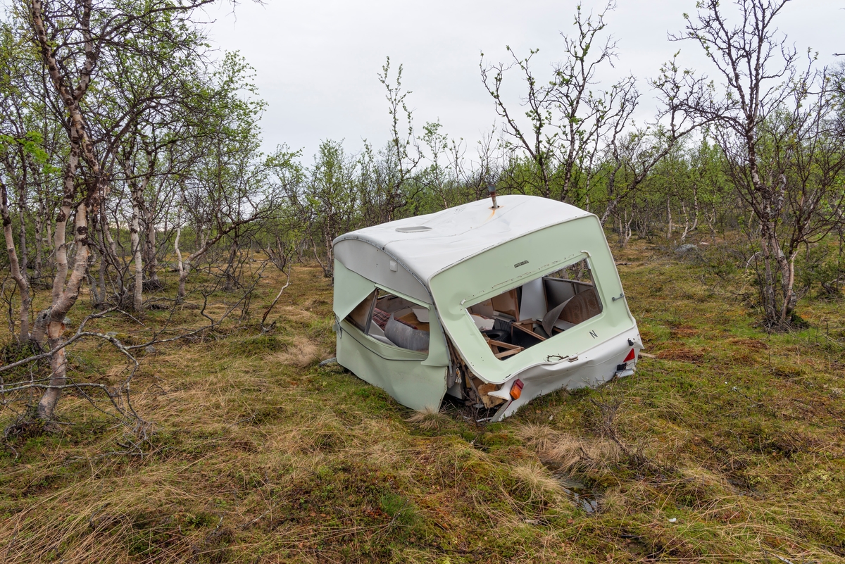 Forsøpling i naturen. Søppel nær anleggsveien til Altadammen, Alta, Finnmark. Vraket campingvogn.