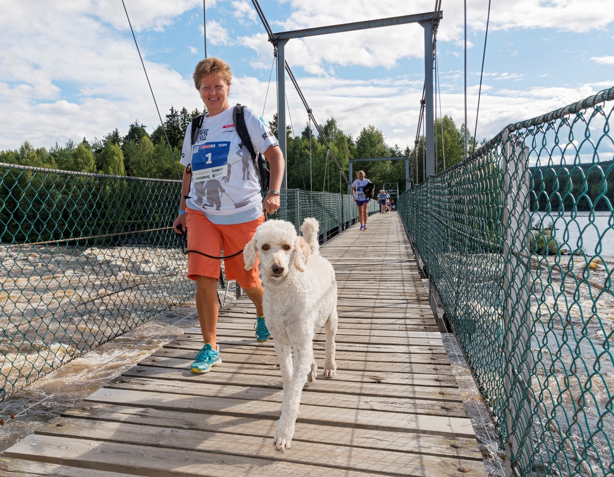 Fra DogRun i regi av VOM og hundemat under De nordiske jakt- og fiskedager 2017 på Norsk skogmuseum. Linda Huseby og hennes fire år gamle storpuddel Alma. De nordiske jakt- og fiskedagene. Jakt og fiskedagene. Jakt og fiskedager. Arrangementer. Kongepuddel.