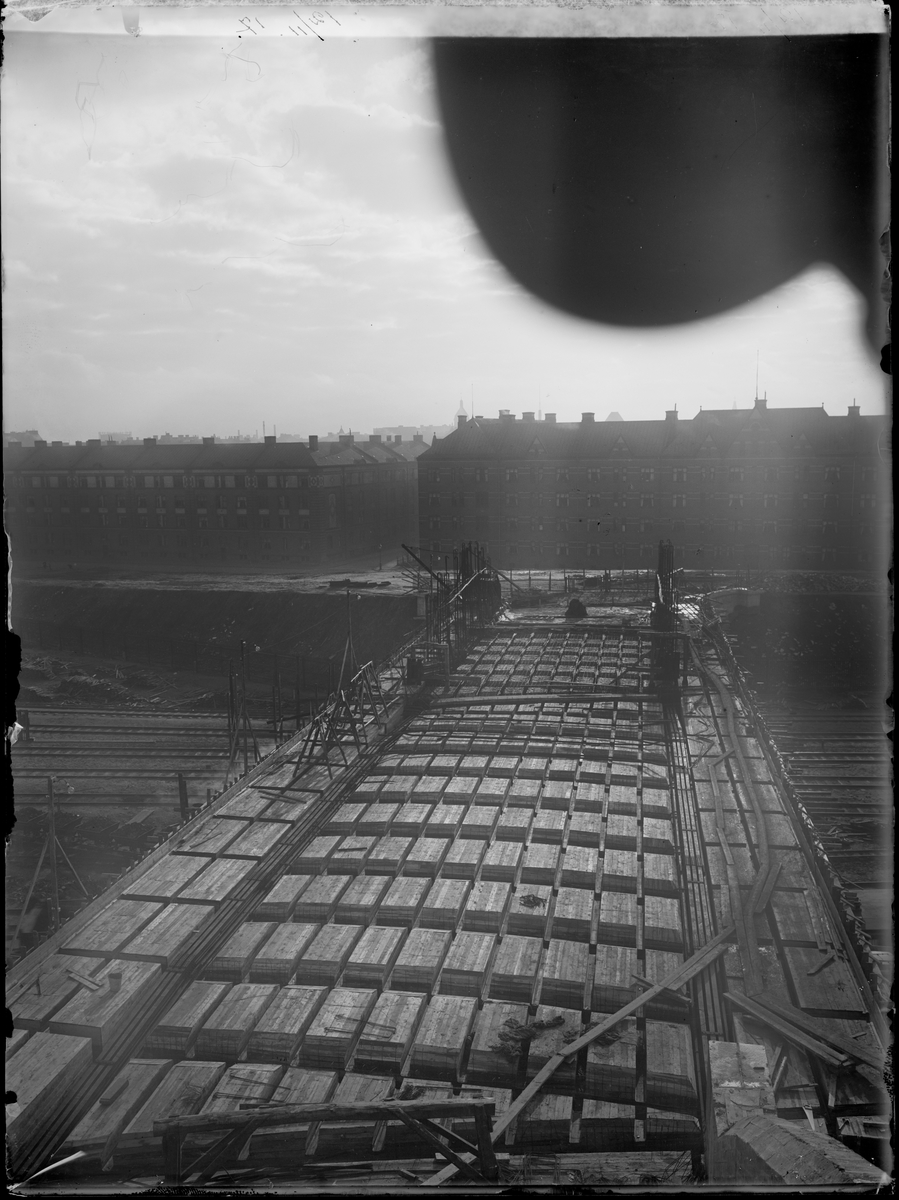 Byggnation av viadukten över Malmö bangård. Kreuger & Toll-bron. Bortom bron syns änke- och pupillkassans boställshus.