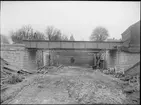 Vid byggnationen av vägporten över Trollebergsvägen i Lund, 1931. Schaktningen under broarna slutförd.